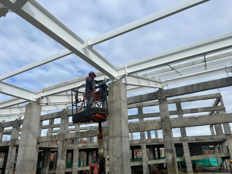 Estructura metálica vs concreto: ¿Cuál es mejor para construir tu bodega industrial?
